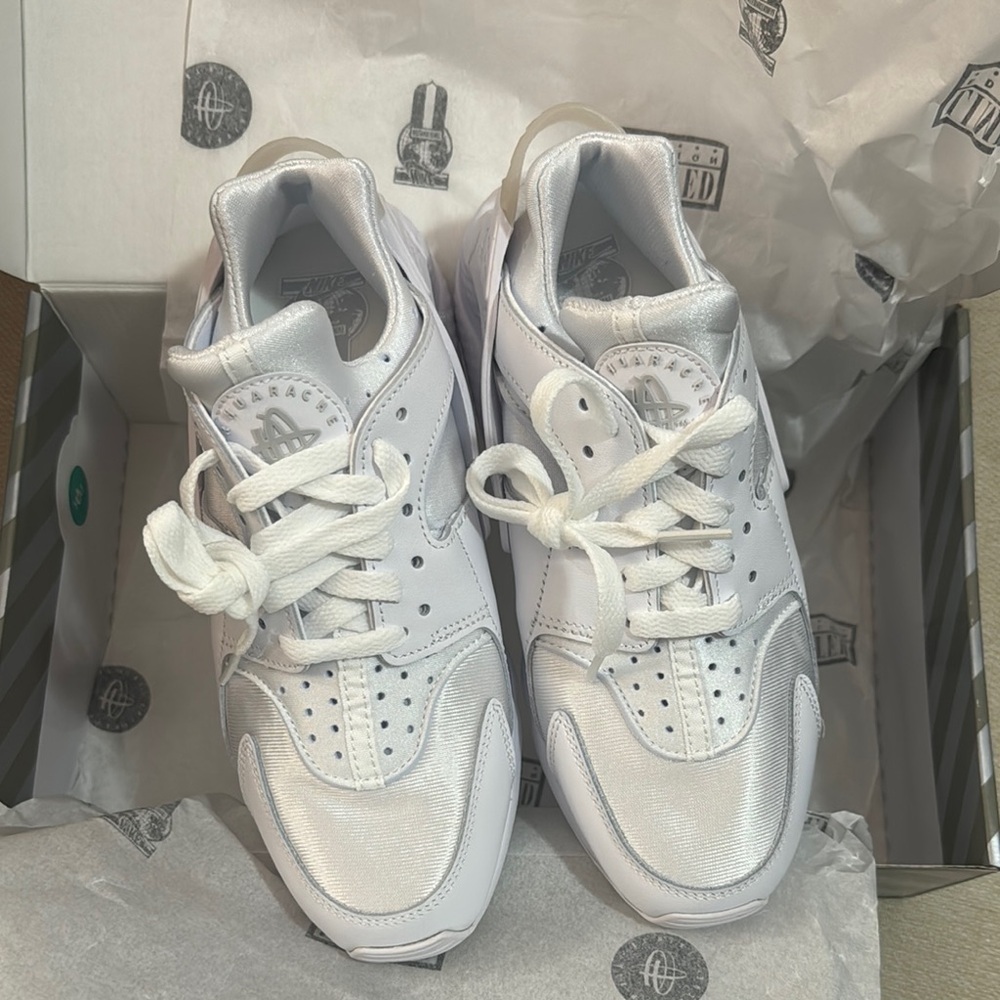 Nike White Air Huarache new in box - Picture 2 of 6